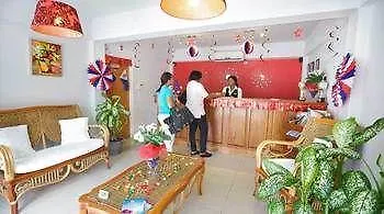 The Paradise Inn Little Bay فندق